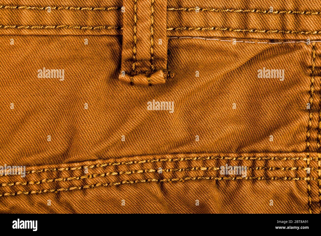 Vêtements de coton stonewashed texture avec coutures, fermoirs, boutons et rivets, macro Banque D'Images