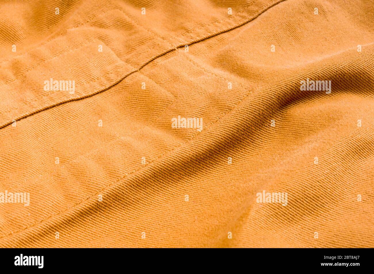 Vêtements de coton stonewashed texture avec coutures, fermoirs, boutons et rivets, macro Banque D'Images