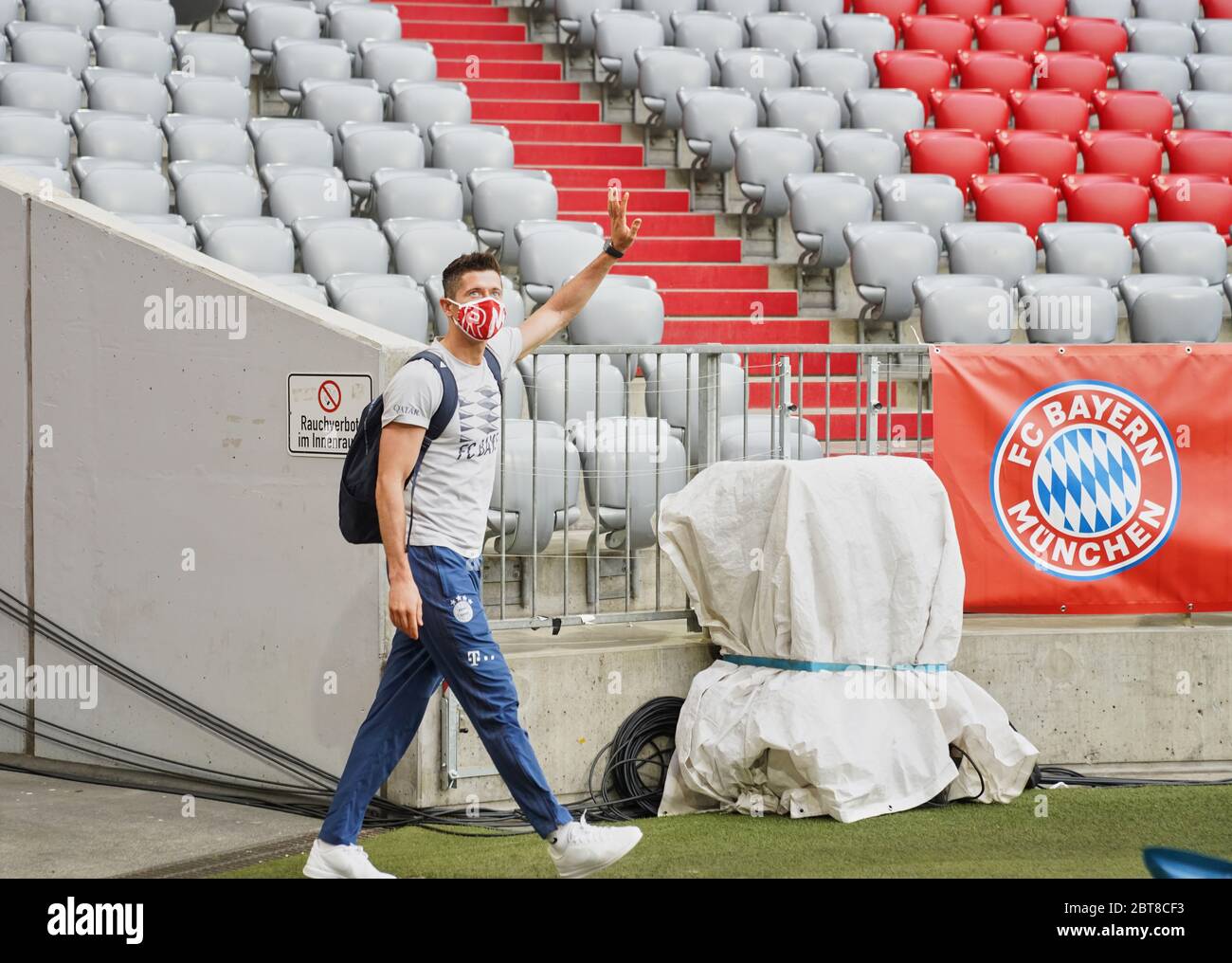 Muenchen, Allemagne, 23. Mai 2020, Robert LEWANDOWSKI, FCB 9 mit Mundschutz beim Spiel 1.Bundesliga FC BAYERN MUENCHEN - EINTRACHT FRANCFORT in der saison 2019/2020 am 27.Spieltag. © Peter Schatz / Pool / Alay Live News - LES RÉGLEMENTATIONS DFL INTERDISENT TOUTE UTILISATION de PHOTOGRAPHIES comme SÉQUENCES D'IMAGES et/ou QUASI-VIDÉO - agences de presse nationales et internationales HORS usage éditorial SEULEMENT Banque D'Images