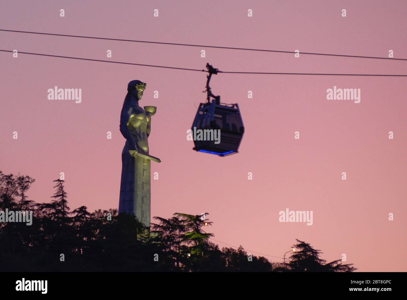 Tbilissi : coucher de soleil sur le monument et téléphérique de Kartlis Deda, République de Géorgie Banque D'Images