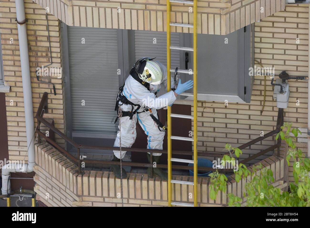 Un pompier sur un balcon à la recherche d'un homme mentalement malade disparu. Il a été absent pendant deux jours de son lieu de détention et a finalement apparu dans une forêt de peupliers près de la rivière Duero, où il a passé la nuit. Banque D'Images