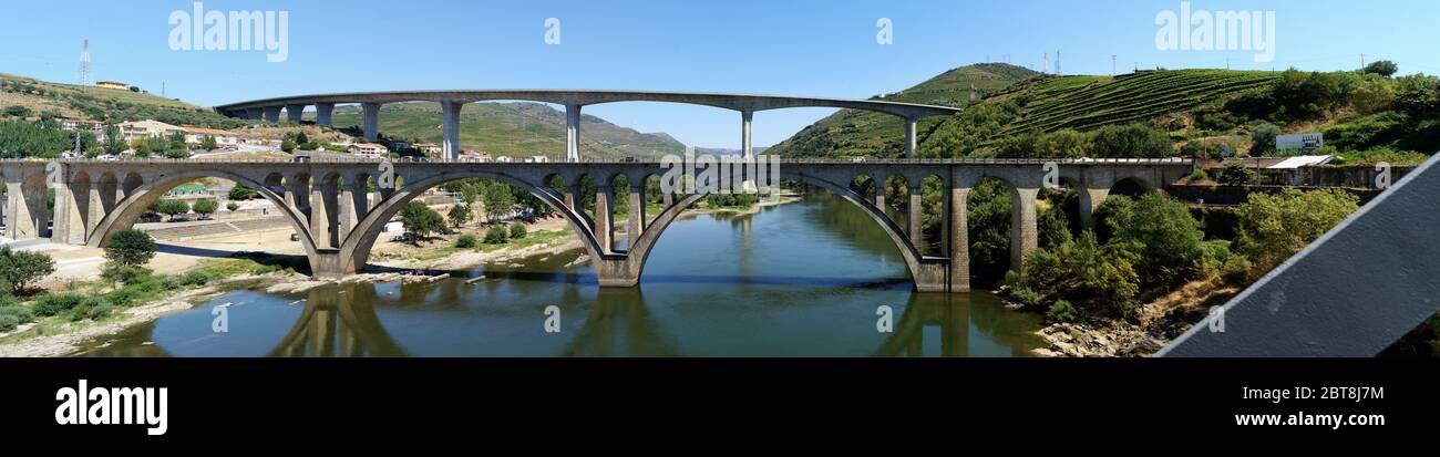 Ponts traversant le fleuve Douro à l'est de Porto dans la région viticole portugaise, vignobles en terrasse sur les pentes en arrière-plan, Peso da Regua, Portugal Banque D'Images