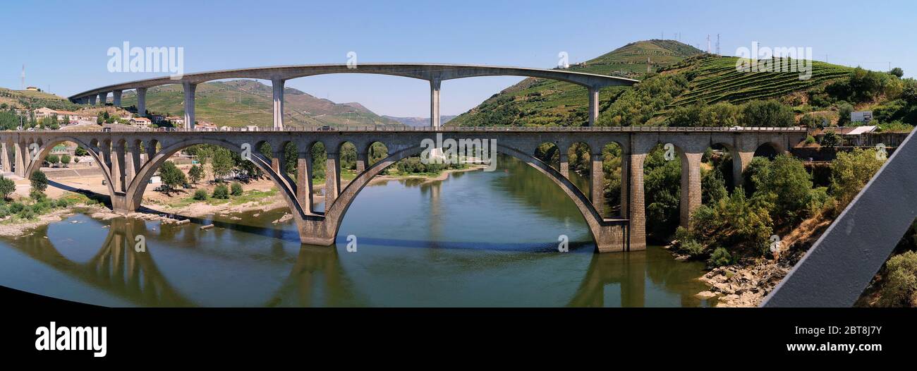 Ponts traversant le fleuve Douro à l'est de Porto dans la région viticole portugaise, vignobles en terrasse sur les pentes en arrière-plan, Peso da Regua, Portugal Banque D'Images