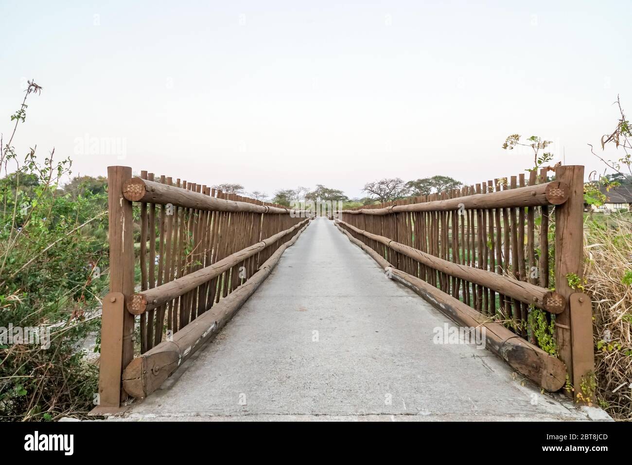 Pont rustique ou passerelle sur une rivière dans la campagne sud-africaine avec des côtés en bois et une vue infinie dans la distance Banque D'Images
