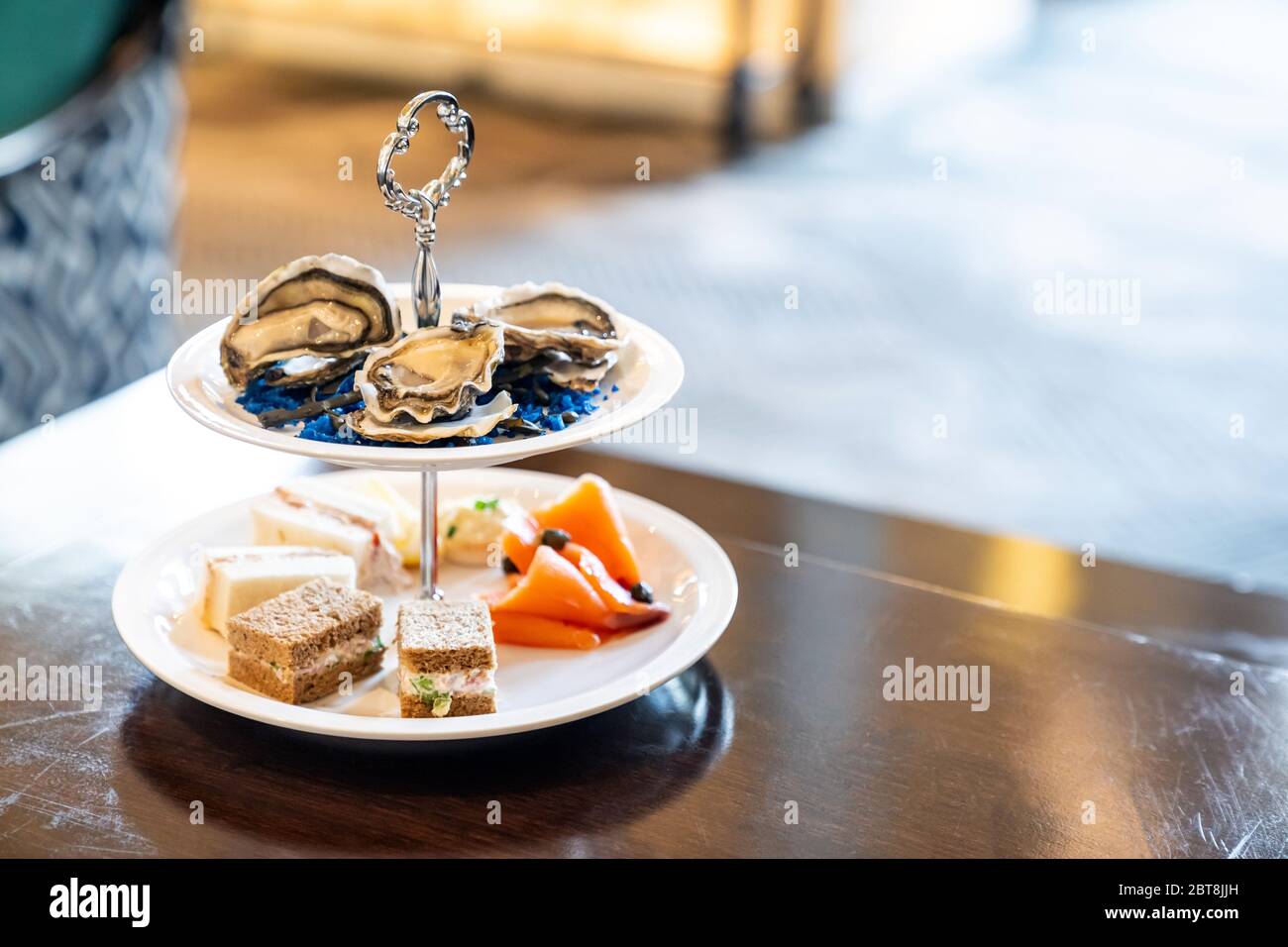 Cocktail de bienvenue plat de canapés, huîtres fraîches et saumon fumé. Hors-d'œuvre avant le buffet du brunch du mérou et de la cuisine internationale. Banque D'Images