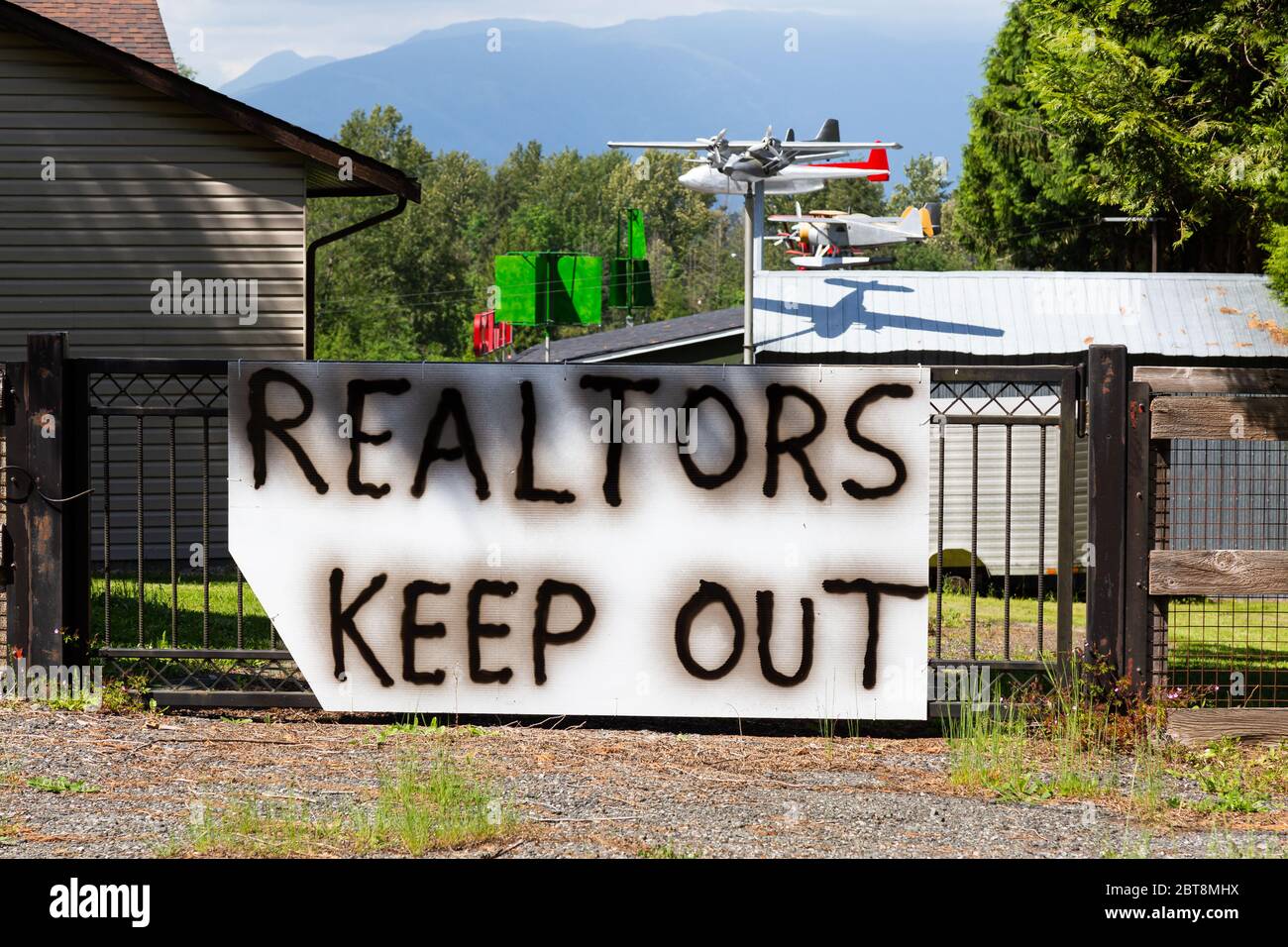 Panneau indiquant « les Realtors restent à l'extérieur » sur la porte à l'extérieur d'une propriété privée. Banque D'Images