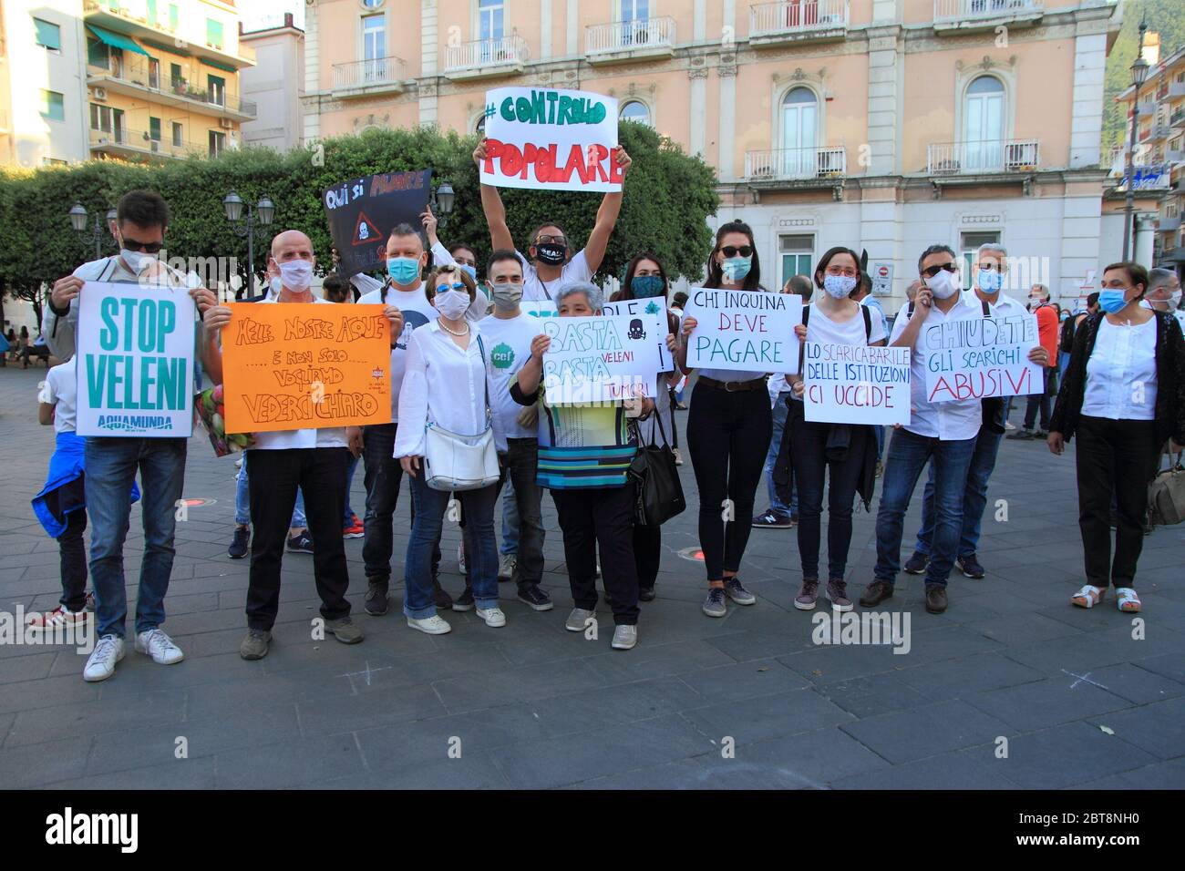 Photo de groupe des participants à la foule éclair organisée par l'association Aquamunda pour la protection de la rivière Sarno l'une des plus polluées Banque D'Images