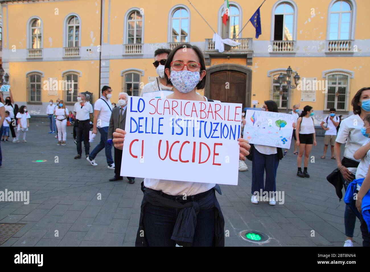 Une femme montre son cartel de protestation à la foule éclair organisée pour la protection de la rivière Sarno dans le sud de l'Italie . Banque D'Images