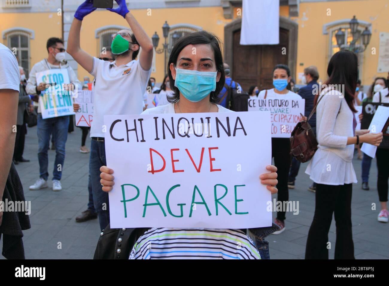 Une femme montre son cartel de protestation à la foule éclair organisée pour la protection de la rivière Sarno dans le sud de l'Italie . Banque D'Images