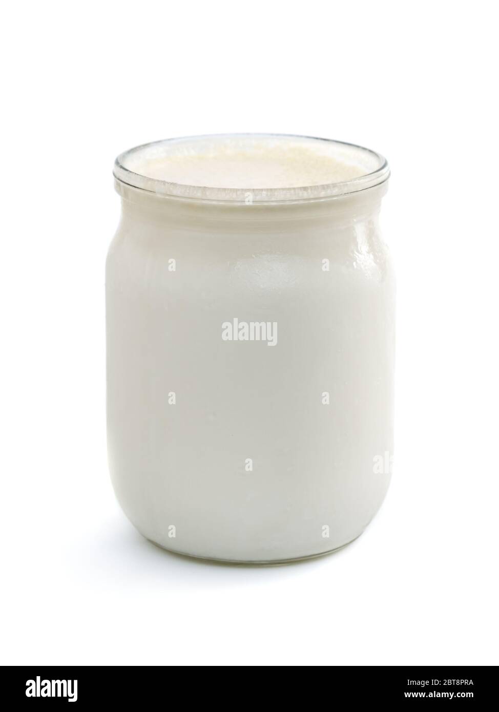 Yaourt géorgien matsoni dans une casserole en verre isolée sur fond blanc Banque D'Images