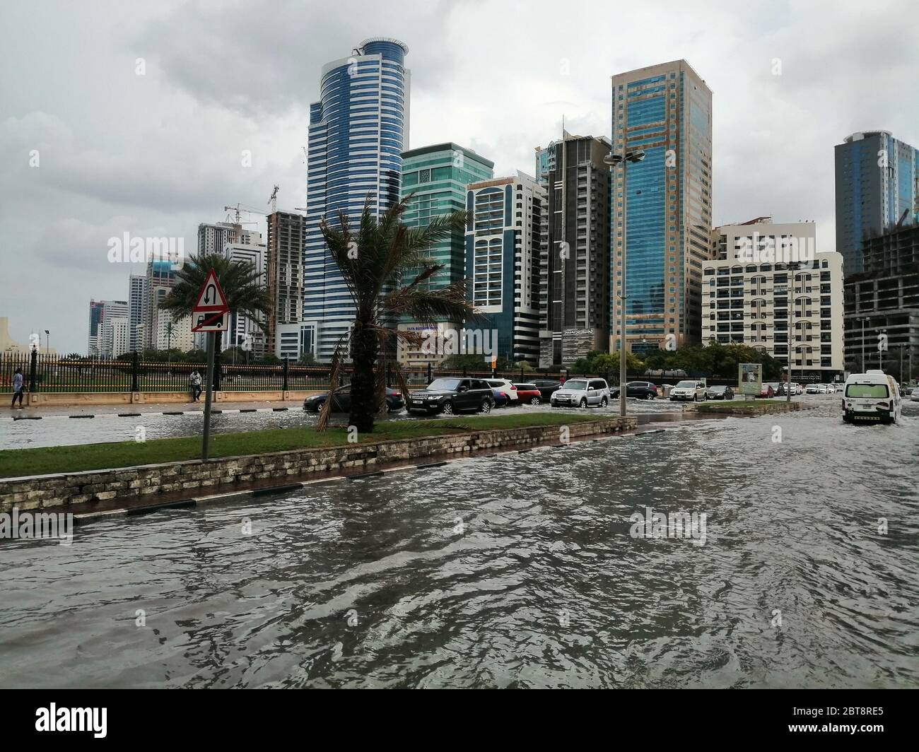 Rue inondée dans la ville de Sharjah, Émirats arabes Unis, après les plus fortes précipitations (184,4 mm) dans le désert aride du golfe Arabo-Persique depuis 1999. Banque D'Images