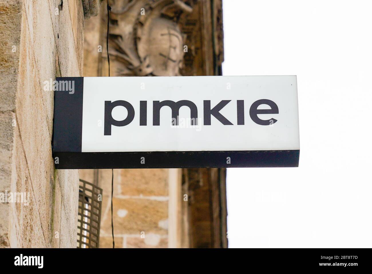 Bordeaux , Aquitaine / France - 05 05 2020 : Pimkie logo magasin enseigne  de la chaîne fournit vêtements accessoires chaussures pour femmes Photo  Stock - Alamy