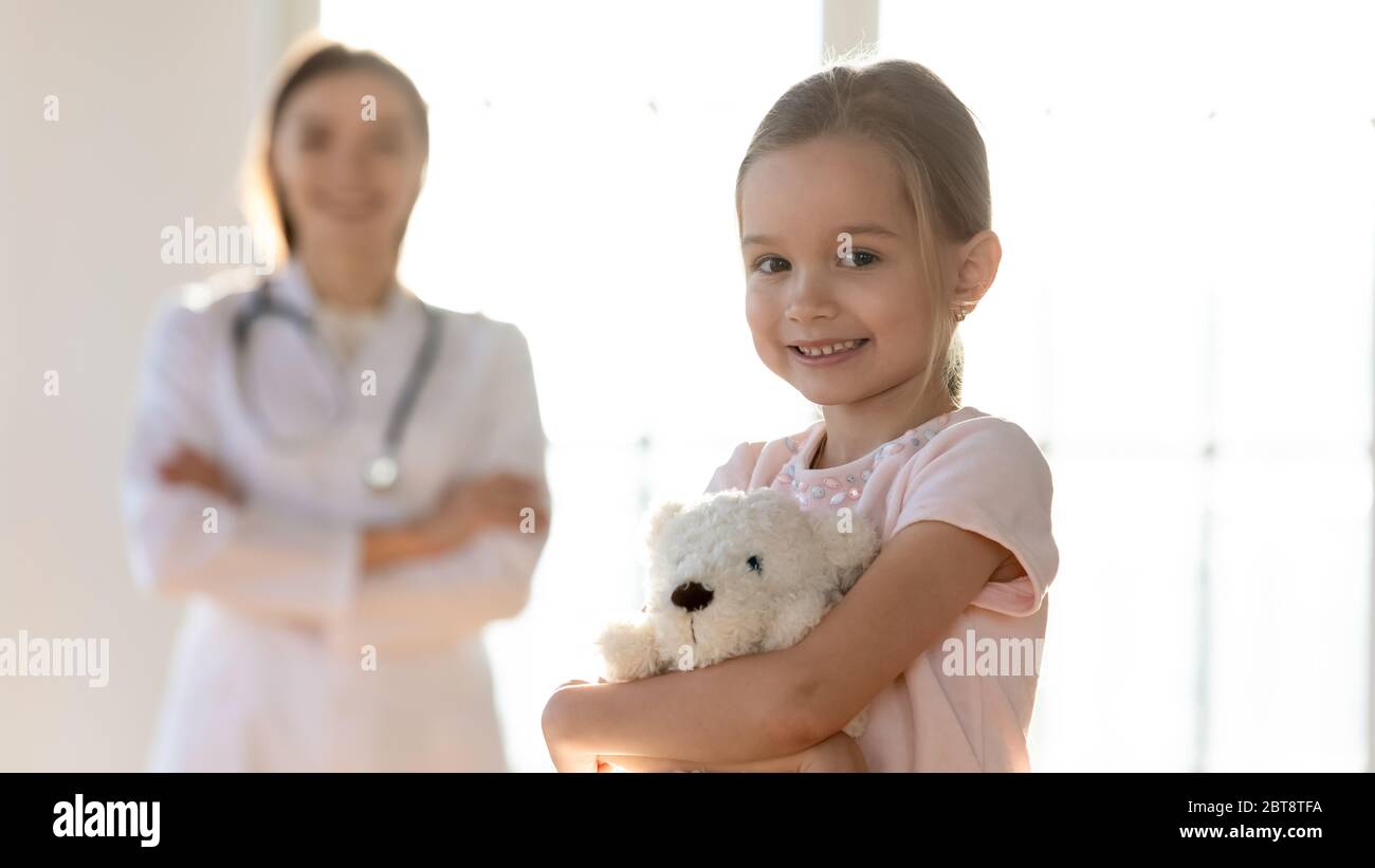 Portrait d'un petit enfant heureux à l'hôpital Banque D'Images