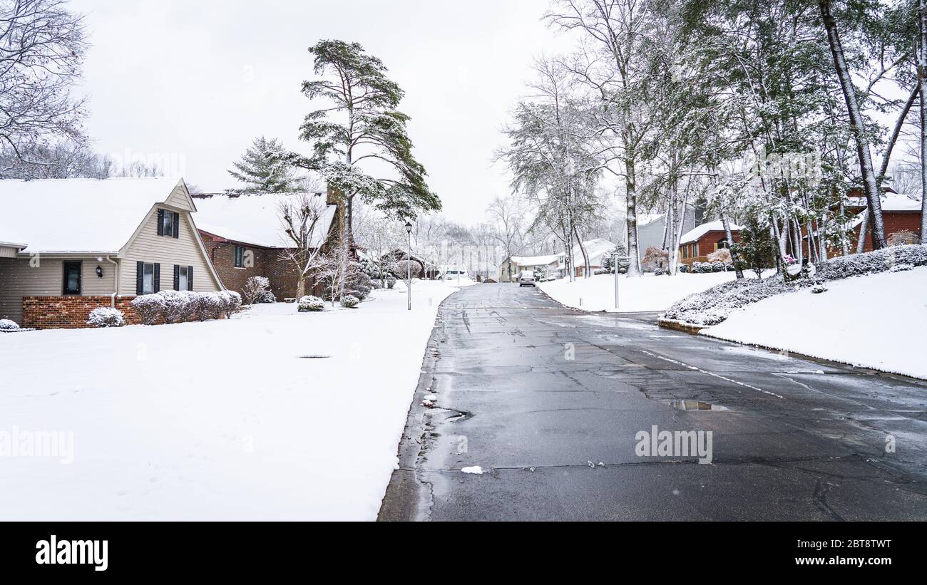 Paysage d'une communauté résidentielle vu couvert de neige pendant une chute de neige Banque D'Images