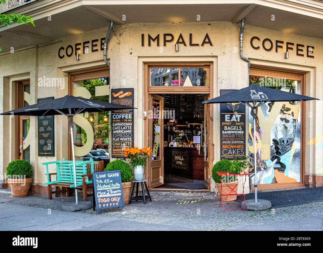 Café-restaurant Impala qui vend des articles à emporter pendant la pandémie COVID-19, Prenzlauer berg, Berlin Banque D'Images