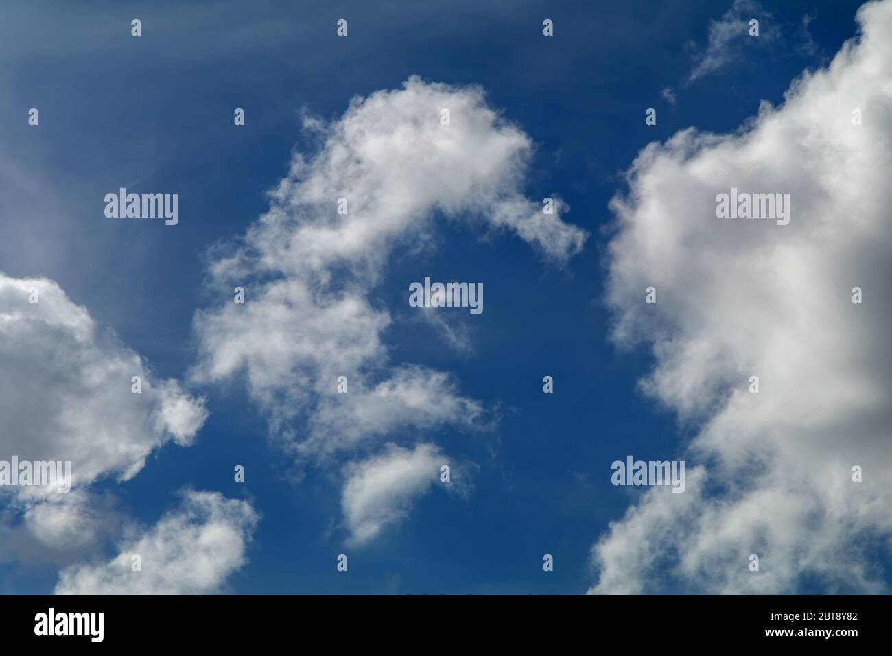 La formation de nuages against a blue sky Banque D'Images