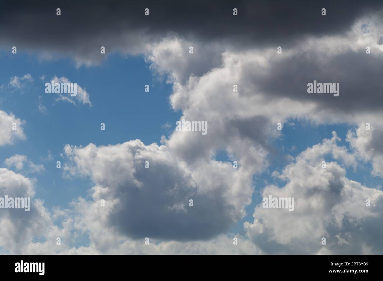 La formation de nuages against a blue sky Banque D'Images
