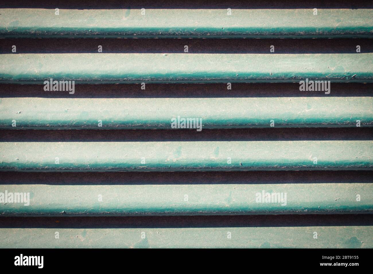 Cette photo unique montre un volet en bois sur une porte. Vous pouvez voir les côtes et la texture en bois turquoise très bien. Banque D'Images