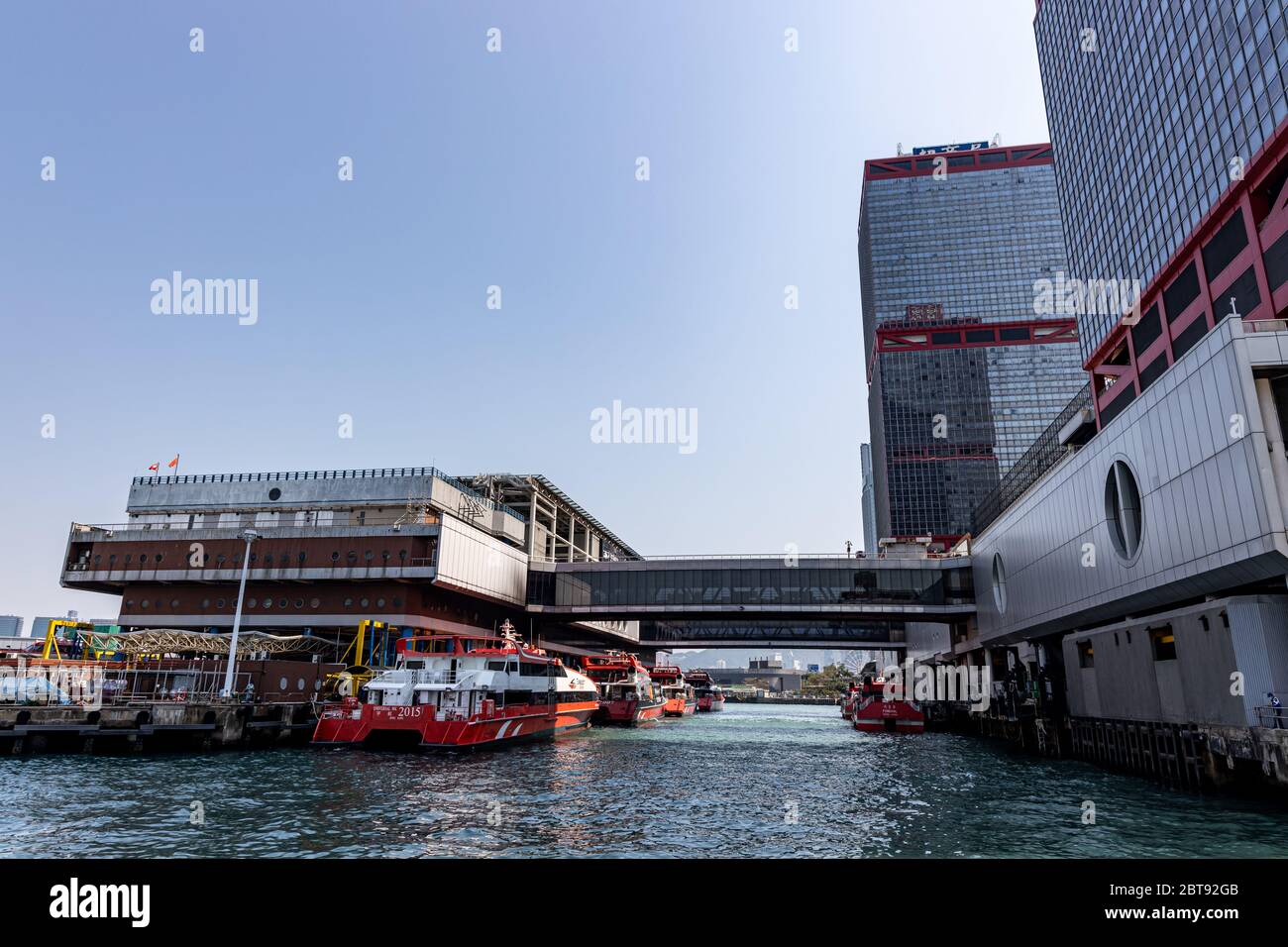 Sheung WAN, Hong Kong - 22 février 2020 : Hong Kong - Macau Ferry terminal à Victoria Habour. Des bateaux à grande vitesse sont amarrés à l'embarcadère. Tous les saili Banque D'Images