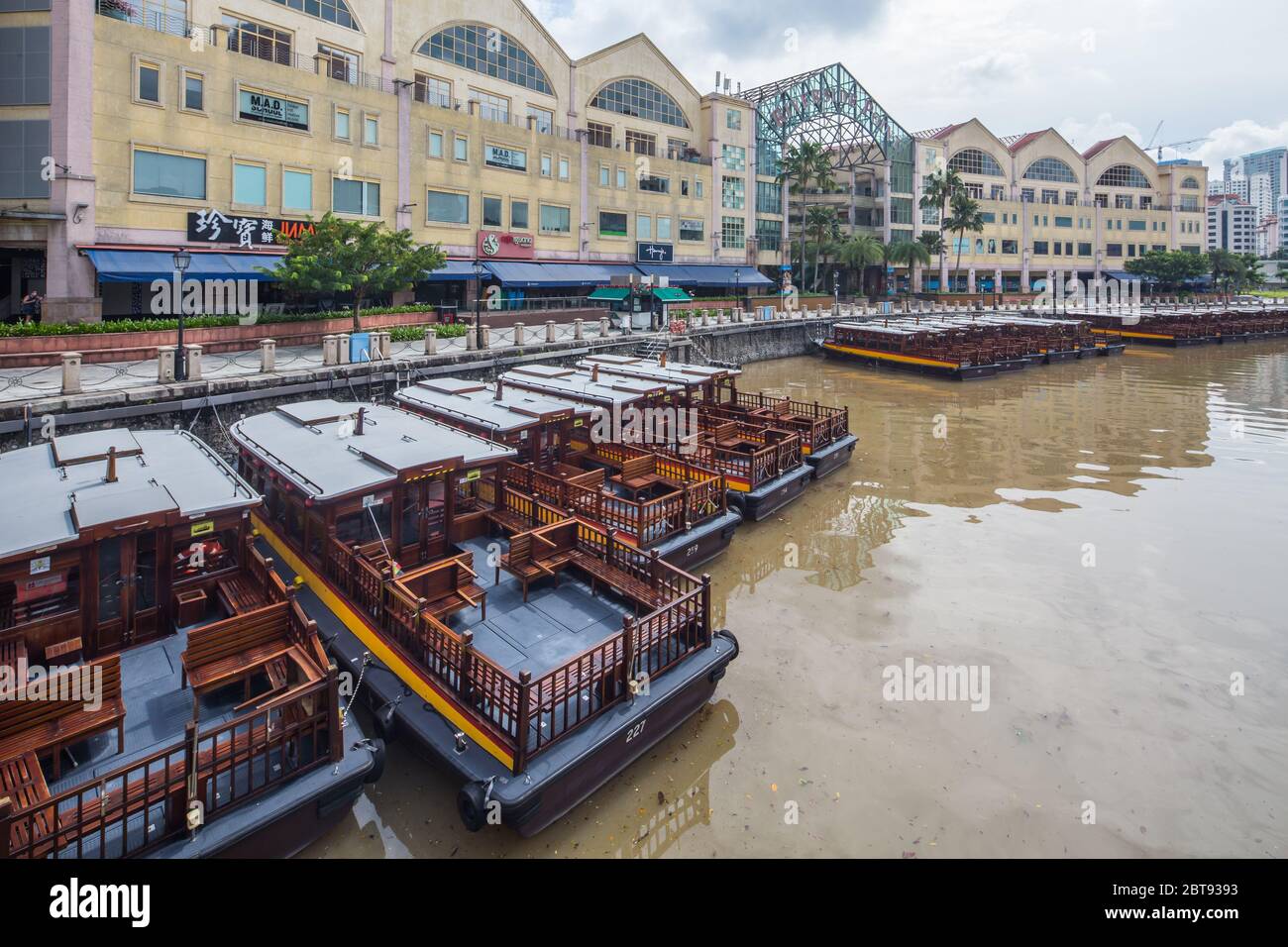 Tous les bateaux à bumboats ont été arrêtés parce qu'aucun touriste n'a été causé par la pandémie de coronavirus, à Singapour Banque D'Images