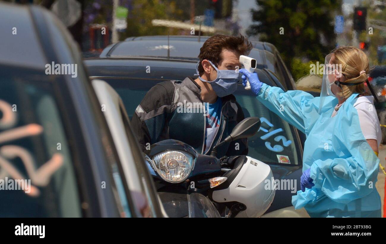 Culver City, États-Unis. 24 mai 2020. Les professionnels de la santé prennent la température d'un motocycliste avant d'administrer un test rapide d'anticorps anti-LGM et LgG de PPIN COVID-19 au Wende Museum de Culver City, Californie, le samedi 23 mai 2020. Les États ont commencé à étendre les tests, mais il faut en faire plus pour rouvrir en toute sécurité, disent les experts. Photo de Jim Ruymen/UPI crédit: UPI/Alay Live News Banque D'Images