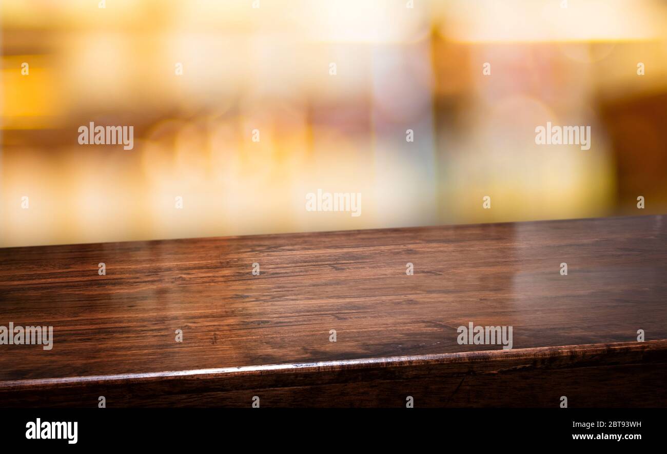Fond de boîte de nuit.vide diagonale marron table en bois avec barre de flou restaurant bokeh lumières, bannière maquette pour l'affichage du produit Banque D'Images