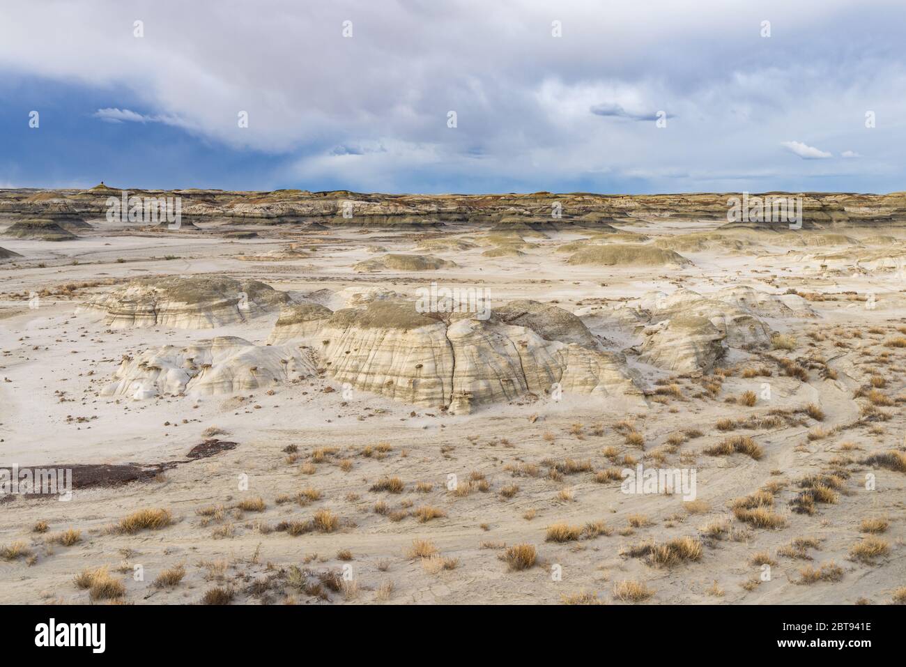 Région sauvage de Bisti ou de-Na-Zin ou terrains de badoms présentant des formations rocheuses uniques formées par l'érosion, Nouveau-Mexique, États-Unis Banque D'Images