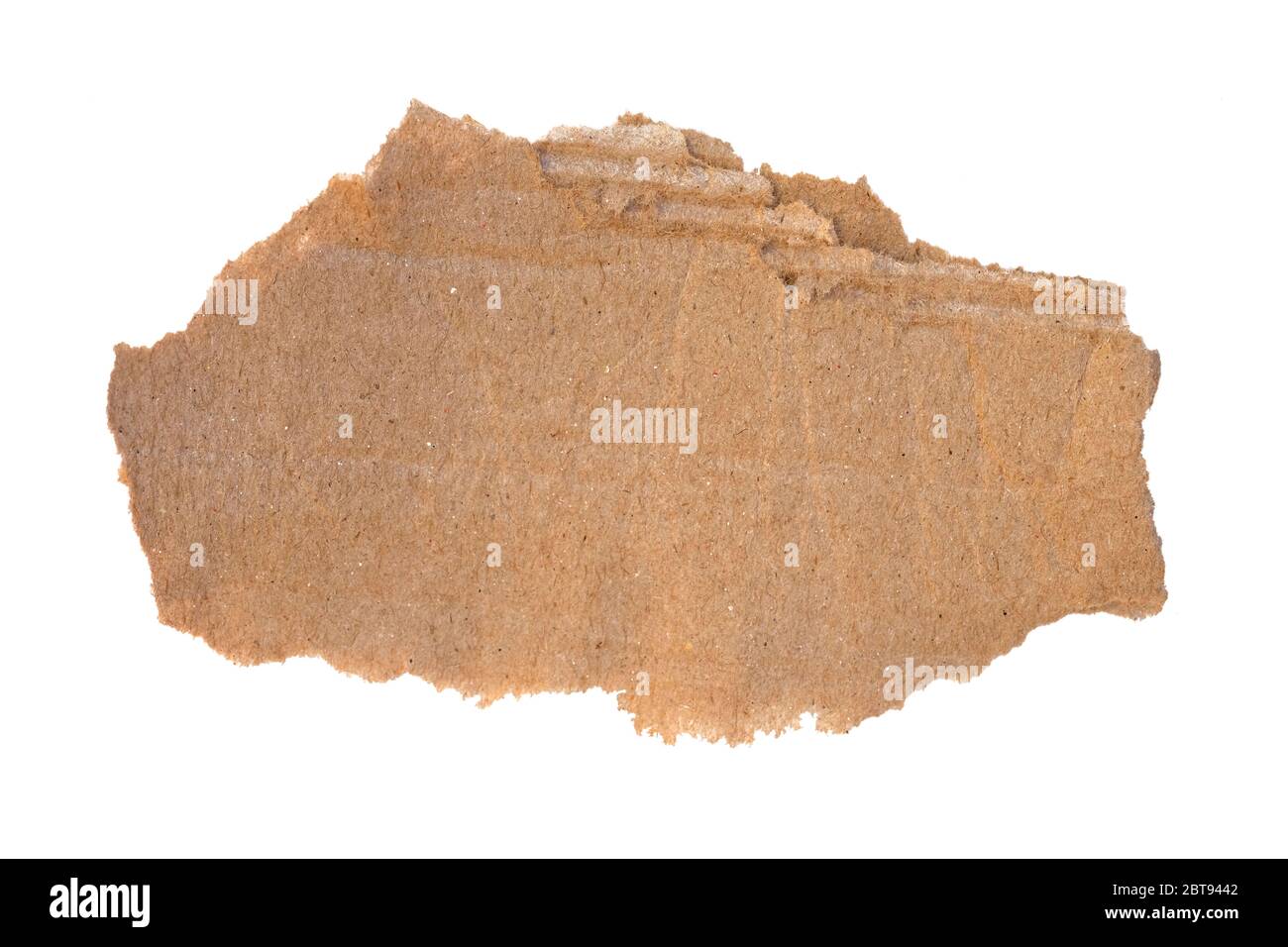 Un morceau de carton sur un fond blanc isoler. Carton ondulé marron irrégulier. Vue du dessus du papier marron épais. Banque D'Images