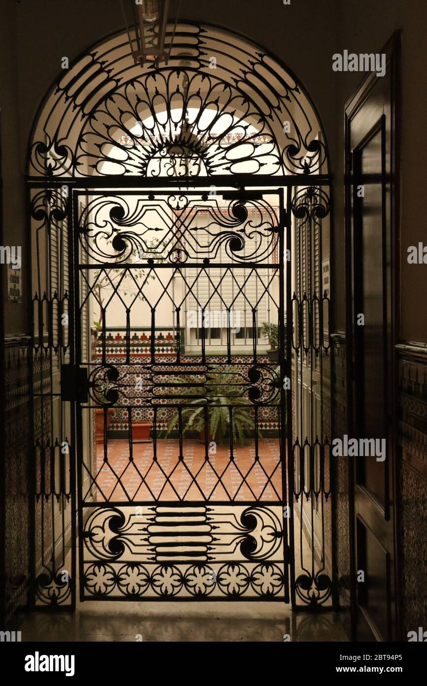 Porte en métal ornée, Triana Séville Espagne Banque D'Images