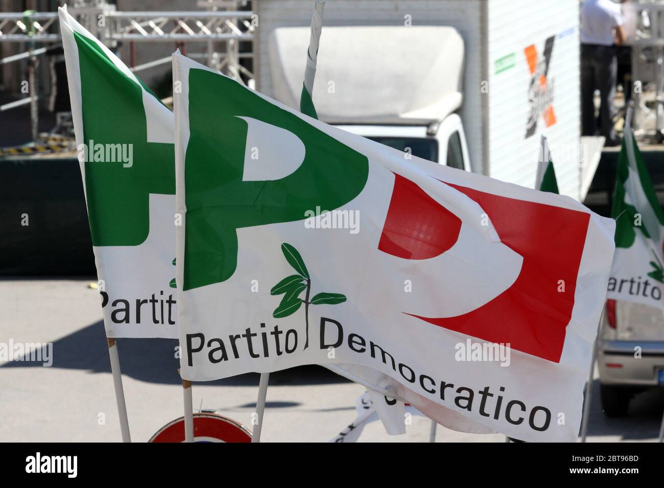 Cassino, Italie - 8 mai 2011 : les drapeaux du parti démocratique Banque D'Images