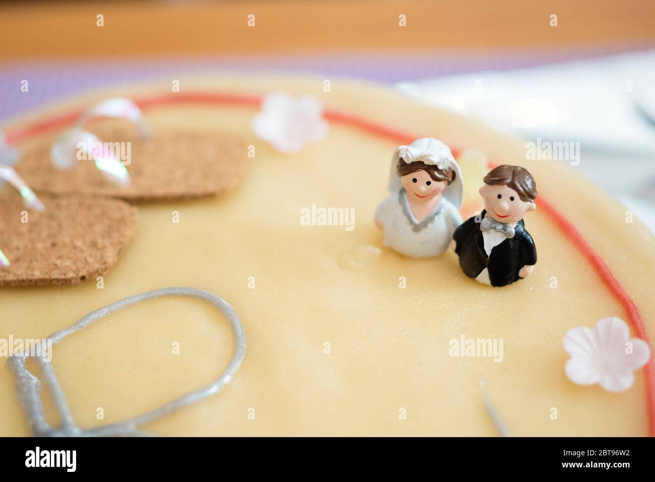Détail du gâteau de mariage avec figurines. Banque D'Images