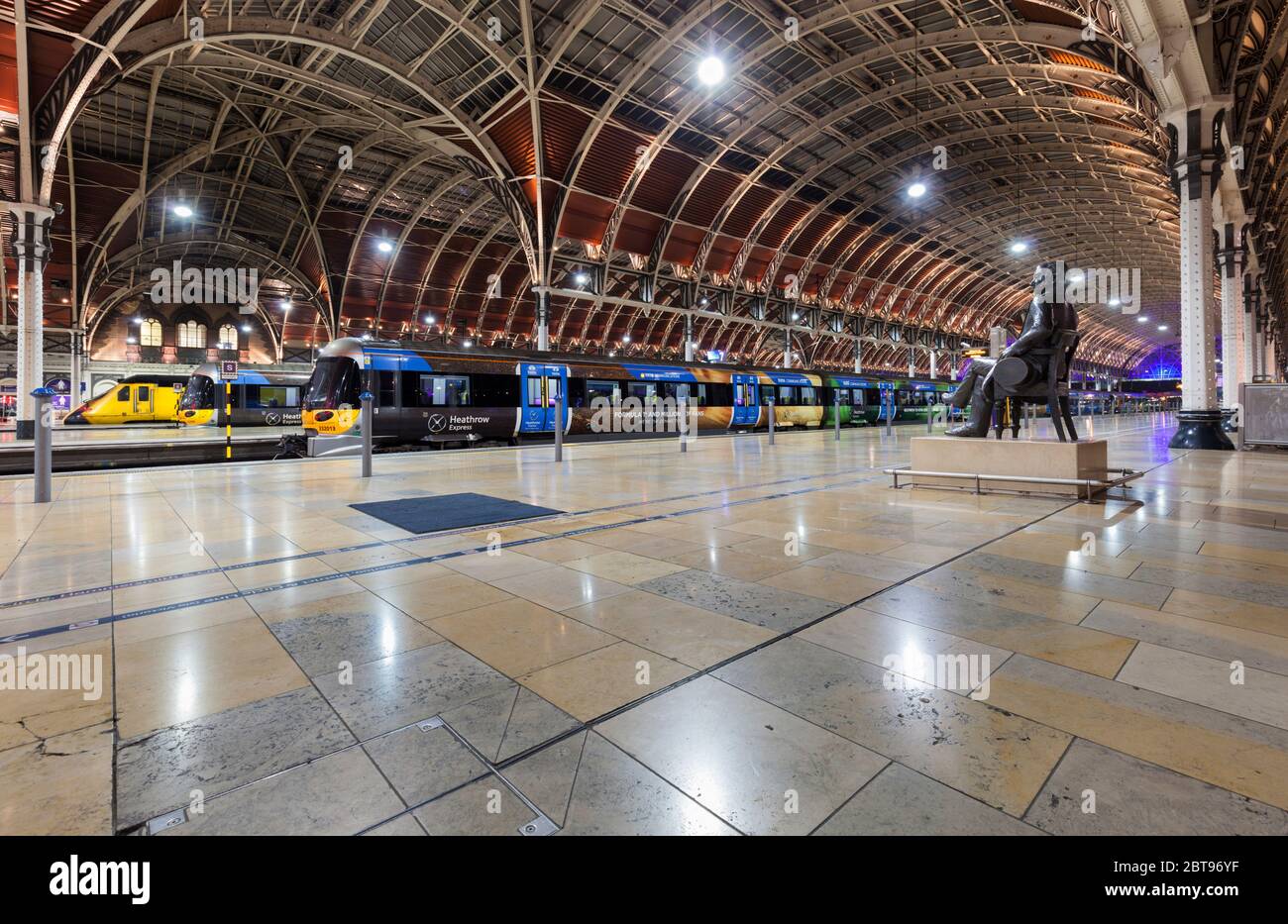 Gare de Paddington, trains Heathrow express, Statue Brunel et train de mesure Network Rail sous le toit de la gare Banque D'Images