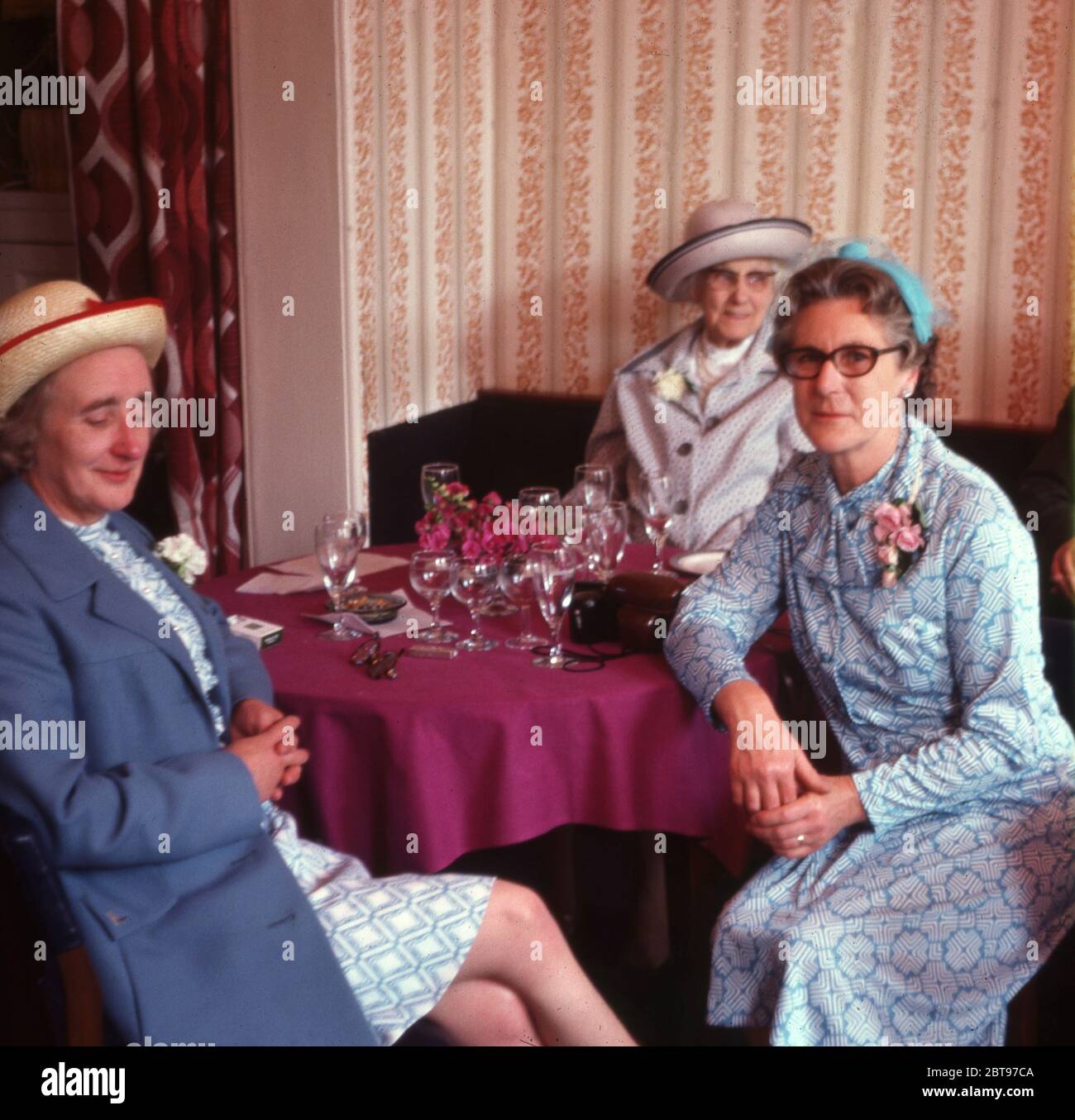 Trois dames ont un verre à une réception de mariage ou une fonction similaire en juillet 1977. Photo de Tony Henshaw Archive Banque D'Images