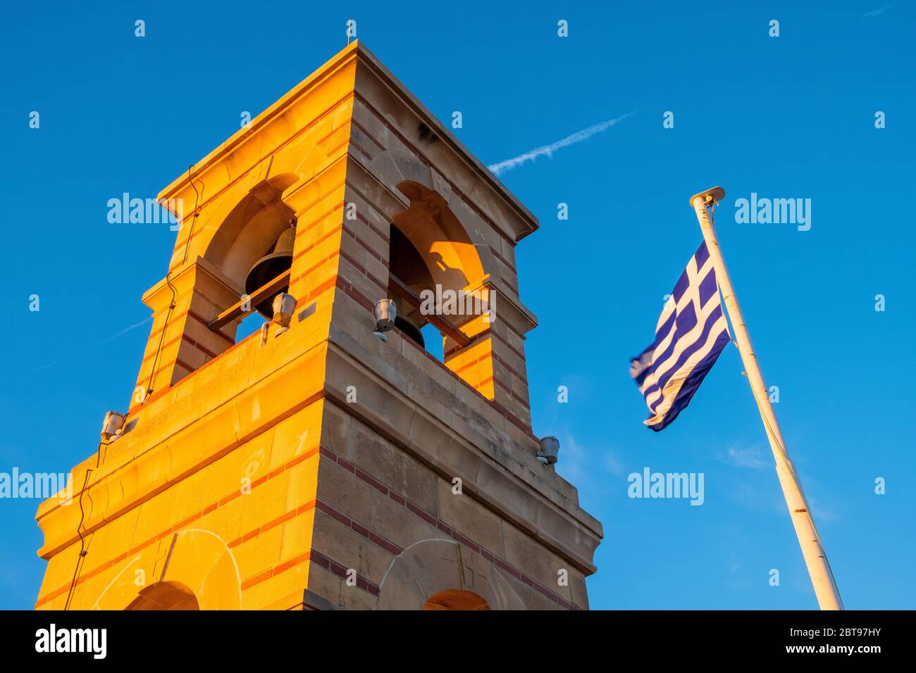 Athènes, Attique / Grèce - 2018/04/02: Vue au coucher du soleil sur le clocher de la chapelle Saint-Georges, au sommet du mont Lycabette, colline Lycabette, dans la ville historique de Kolonaki Banque D'Images