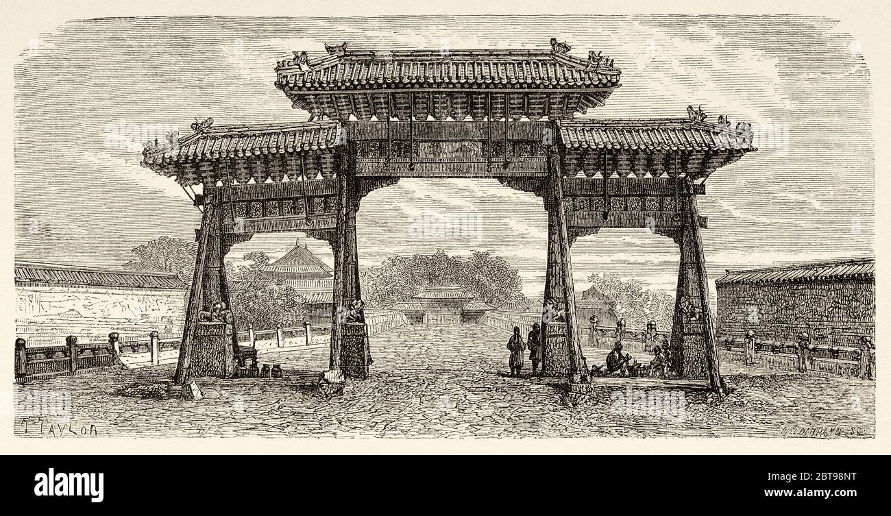 Arc triomphal du pont du Palais de Beijing, Chine. Ancienne illustration gravée du XIXe siècle, Voyage à Pékin et Chine du Nord 1873 Banque D'Images