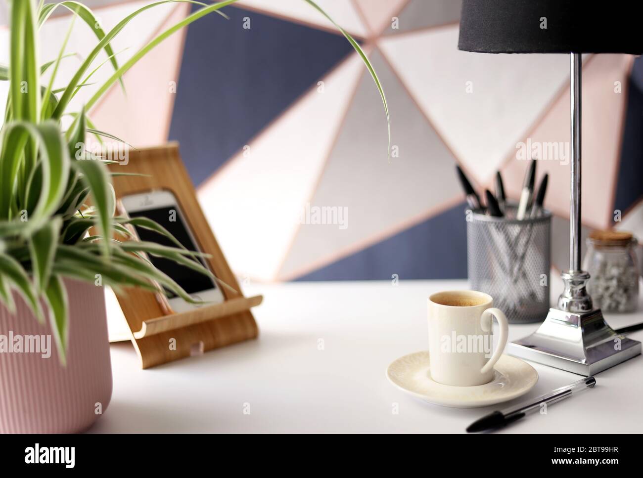 Maison bureau lieu avec papeterie, tasse de café sur fond multicolore. Concept de poste de travail à domicile Banque D'Images