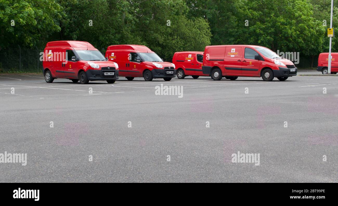 25 mai 2020 - Londres, Royaume-Uni : cinq fourgonnettes de livraison Royal Mail dans le parking Banque D'Images