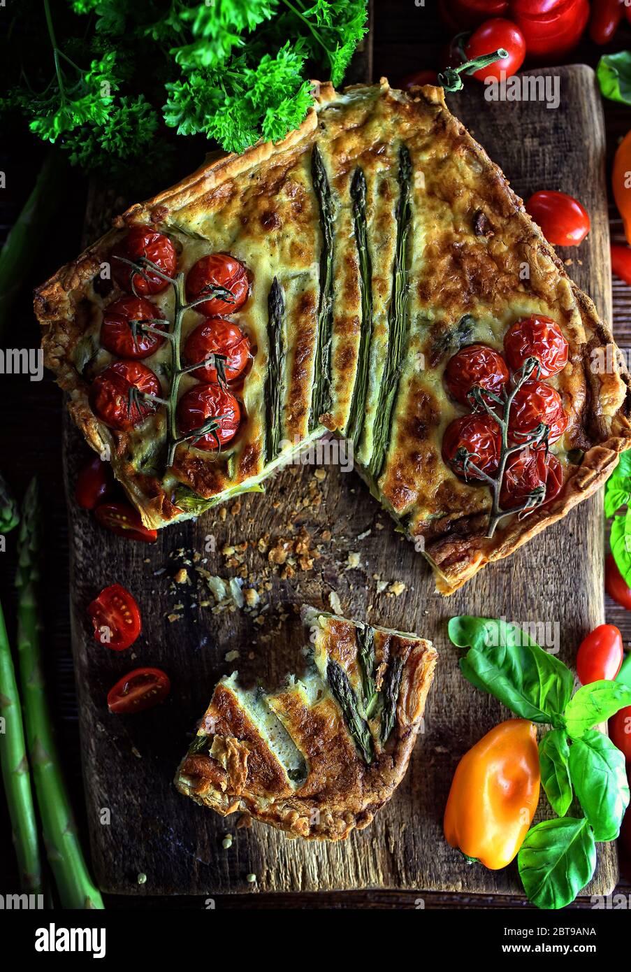 délicieuse tarte maison aux asperges et aux tomates Banque D'Images