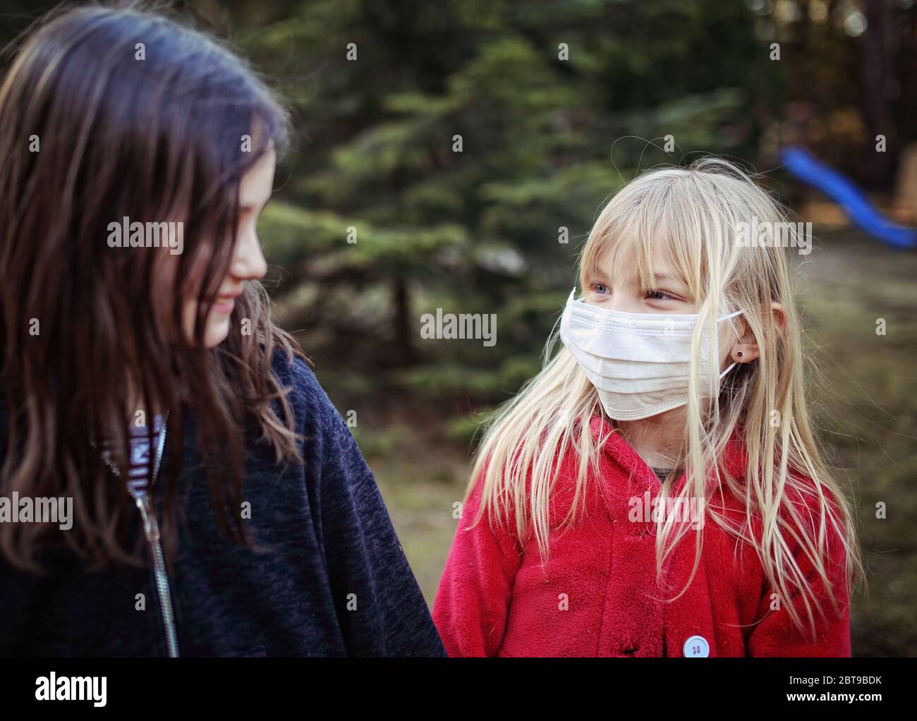 Amis filles jouent à la pandémie de covid-19 en plein air Banque D'Images
