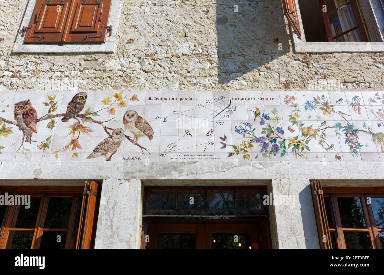 AIELLO DEL FRIULI, Italie - 30 août 2013 : cadran solaire artistique peint sur des carreaux sur le mur extérieur d'une ancienne maison traditionnelle Banque D'Images