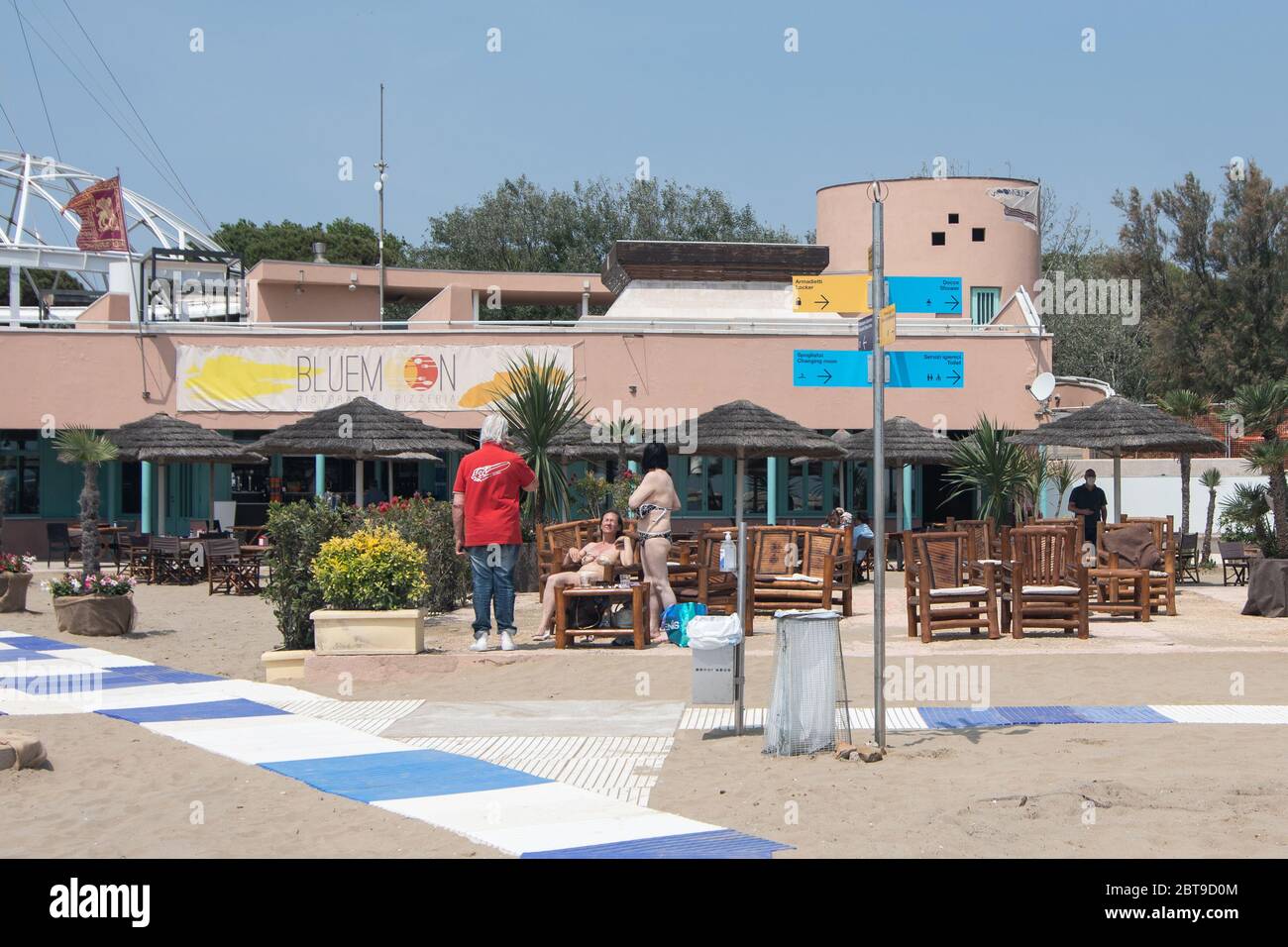 VENISE, ITALIE - MAI: Les gens sont vus comme des plages rouvrent à Lido le 23 mai 2020 à Venise, Italie. Les plages de la région de Vénétie ont rouvert, sous réserve de cela Banque D'Images