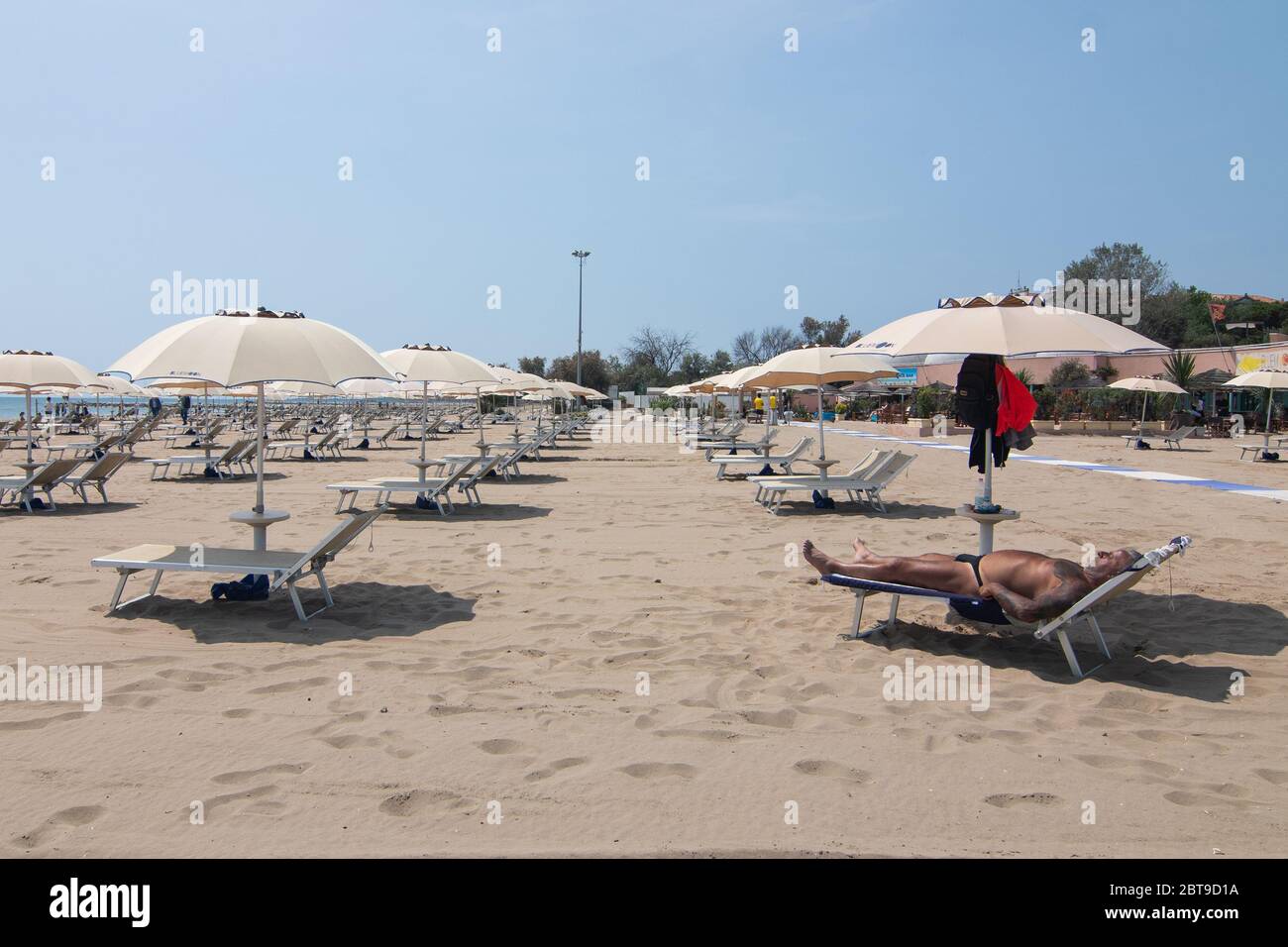 VENISE, ITALIE - MAI: Les gens sont vus comme des plages rouvrent à Lido le 23 mai 2020 à Venise, Italie. Les plages de la région de Vénétie ont rouvert, sous réserve de cela Banque D'Images