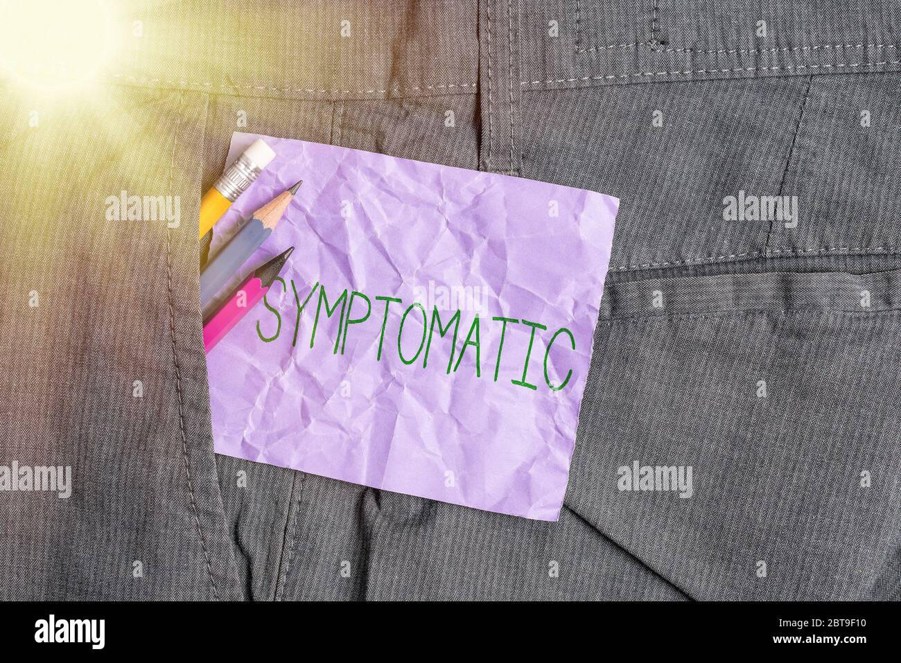 Écriture conceptuelle à la main montrant symptomatique. Concept signification servant de symptôme ou de signe en particulier de quelque chose d'équipement d'écriture indésirable et de pump Banque D'Images