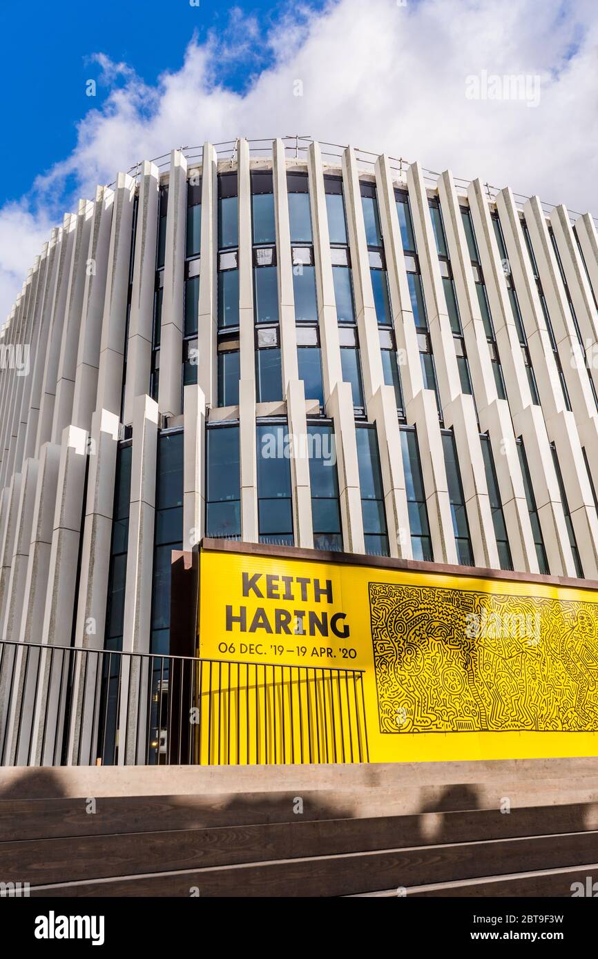 Affiche publicitaire longue pour l'exposition d'art de l'artiste américain Keith Haring à BOZAR, au centre-ville de Bruxelles, Belgique. Banque D'Images