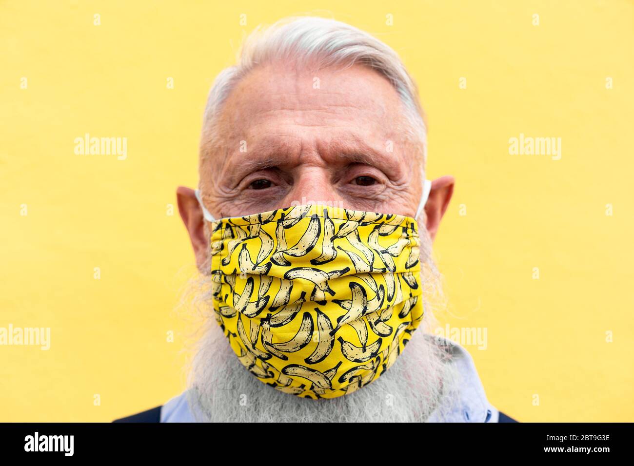 Hipster homme âgé portant un masque tendance pendant l'épidémie de coronavirus - Old Fashion et lavable ECO cotton concept - Focus sur le masque Banque D'Images