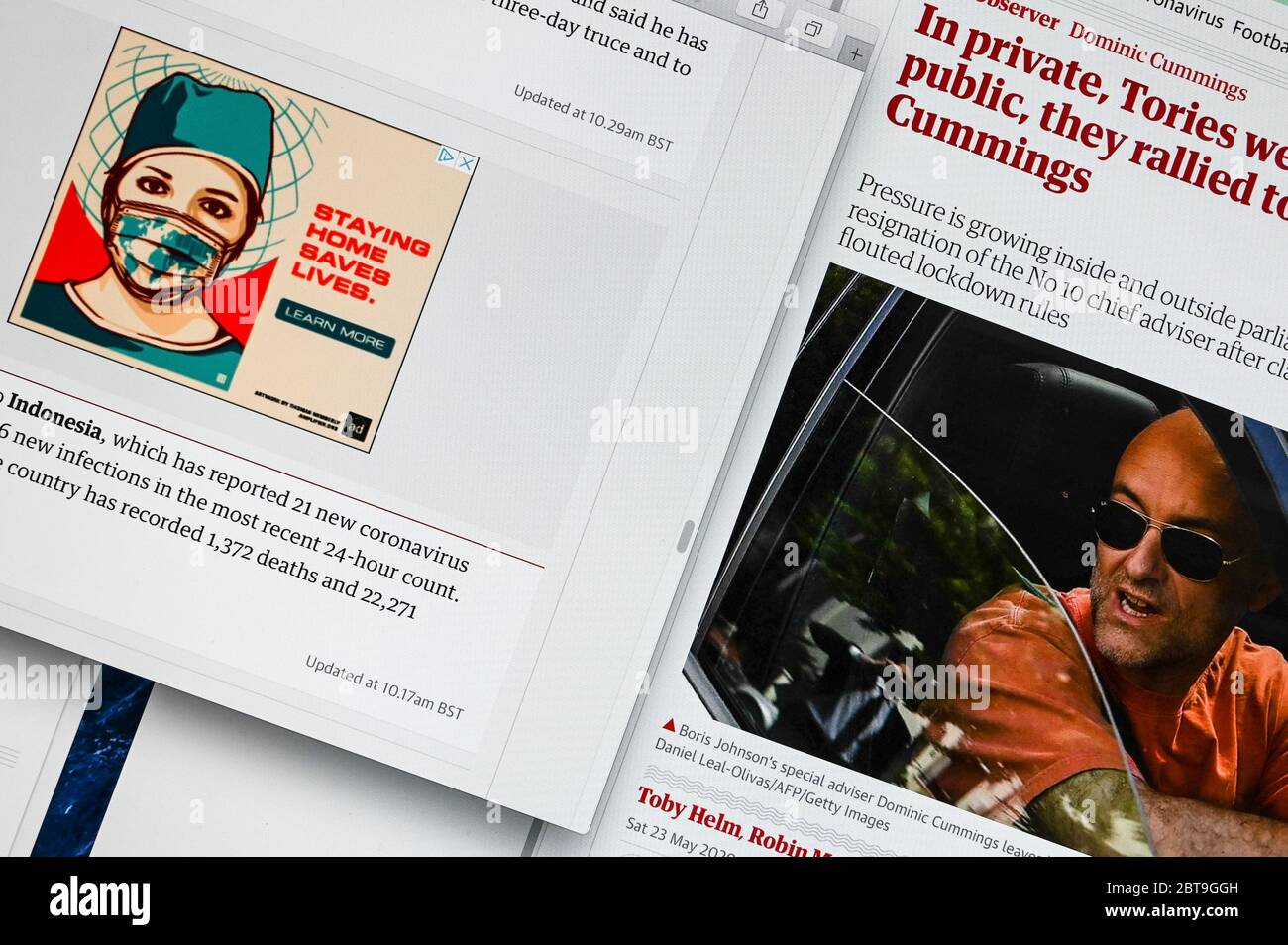 Publicité d'information publique sur le coronavirus « Stauing Home Saves Lives » au-dessus d'une photo d'une infirmière, juxtaposée à une photo de presse de Dominic Cummings Driving Banque D'Images