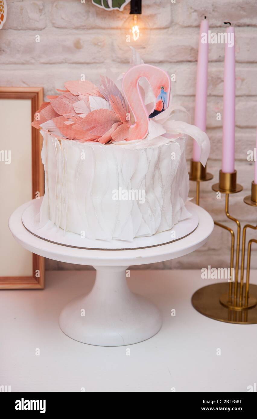 Gateau Blanc Avec Figure Rose Flamants Sur Le Dessus Partie De La Table D Anniversaire Sur Le Theme Du Flamant Photo Stock Alamy Gateau Blanc Avec Figure Rose Flamants Sur Le Dessus Partie De La Table D Anniversaire Sur Le Theme Du Flamant Photo Stock Alamy