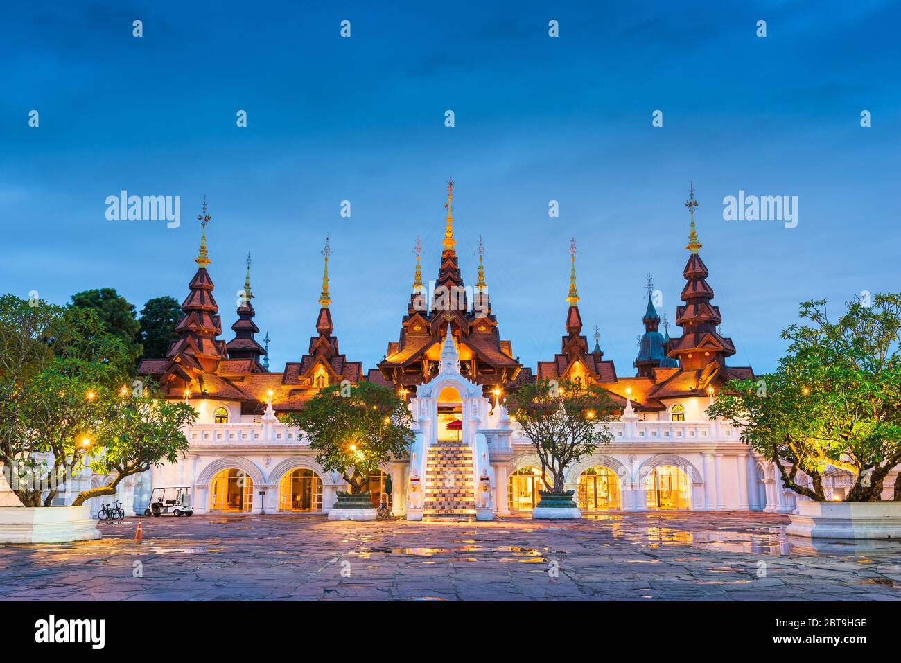 Chiang Mai, Thaïlande architecture traditionnelle au crépuscule. Banque D'Images