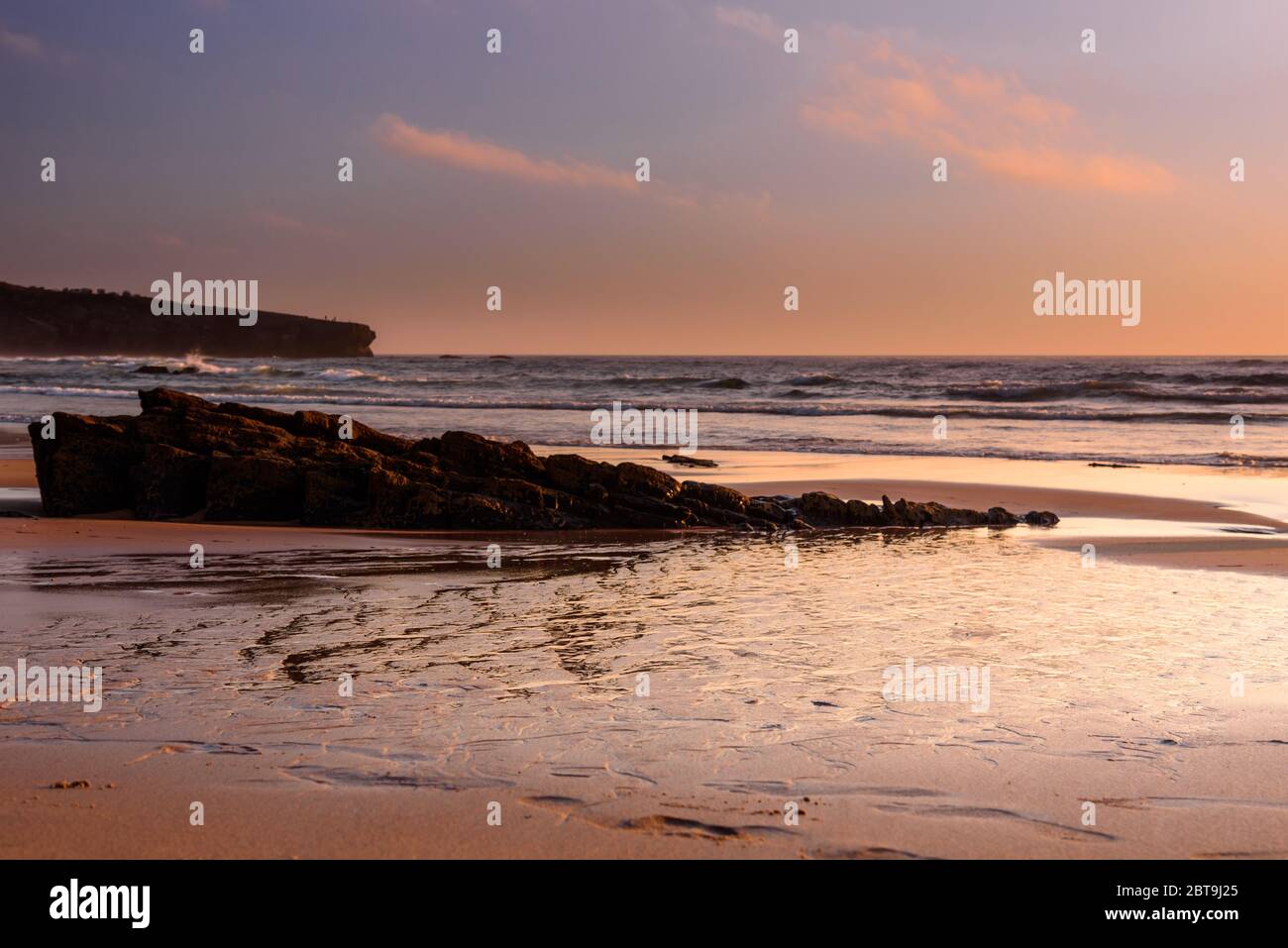 Coucher de soleil incroyable dans le sud-ouest de l'Alentejo et le parc naturel de la Costa Vicentina, Portugal, Aljezur . Banque D'Images