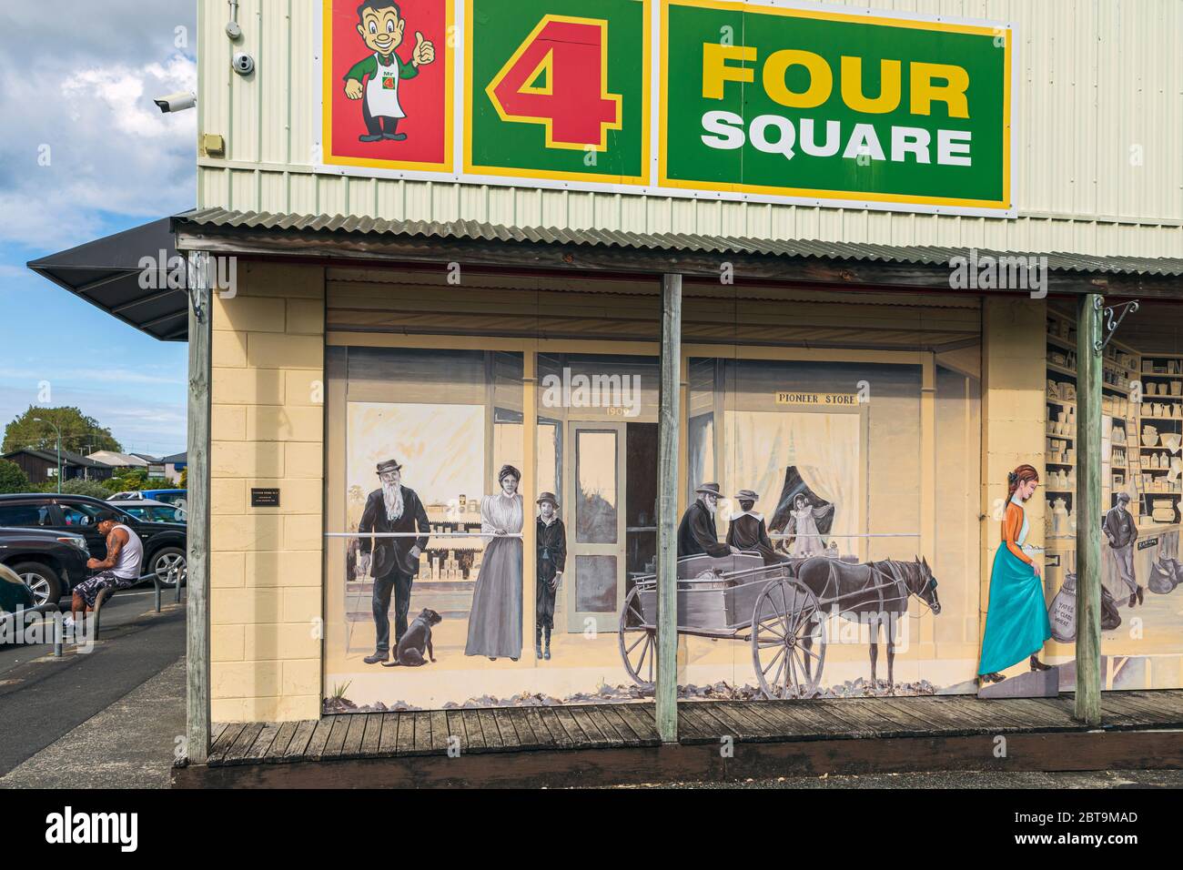 Art en plein air - l'une des nombreuses peintures murales de Katikati, connue sous le nom de ville murale de Nouvelle-Zélande. Le deuxième magasin Pioneer de Pat Williams. Banque D'Images